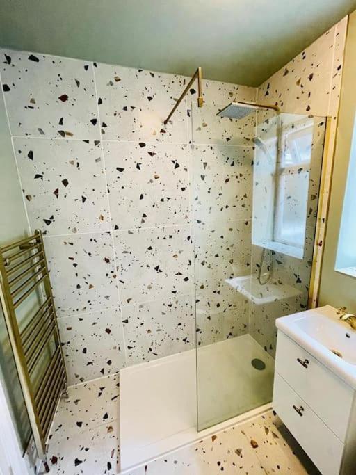 Spacious Modern Anfield Home, Lfc & Efc, Free Parking Holiday home *