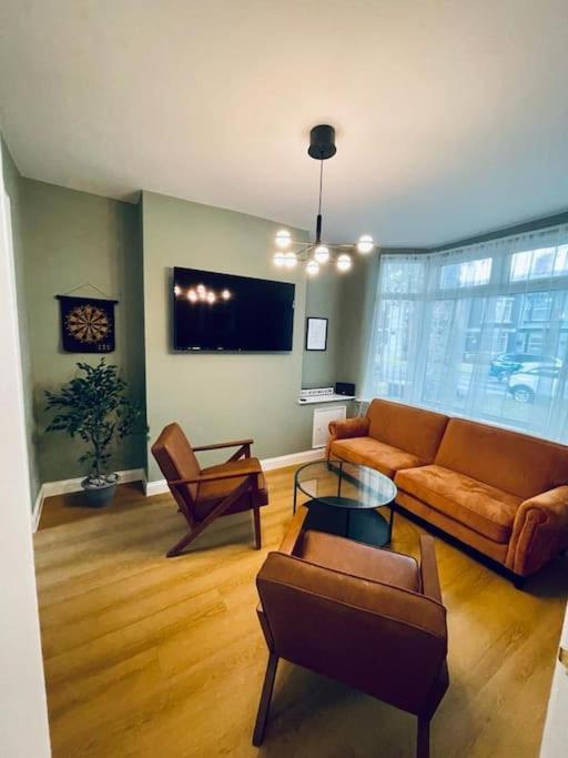 Spacious Modern Anfield Home, Lfc & Efc, Free Parking Holiday home